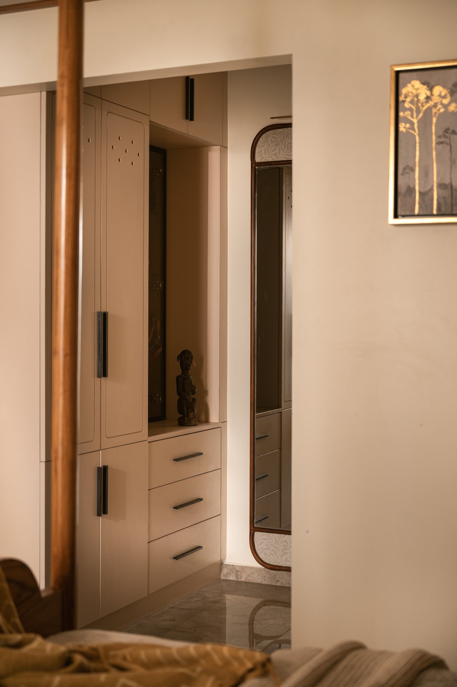 The dressing alcove, an extension of the bedroom rather than a separate function