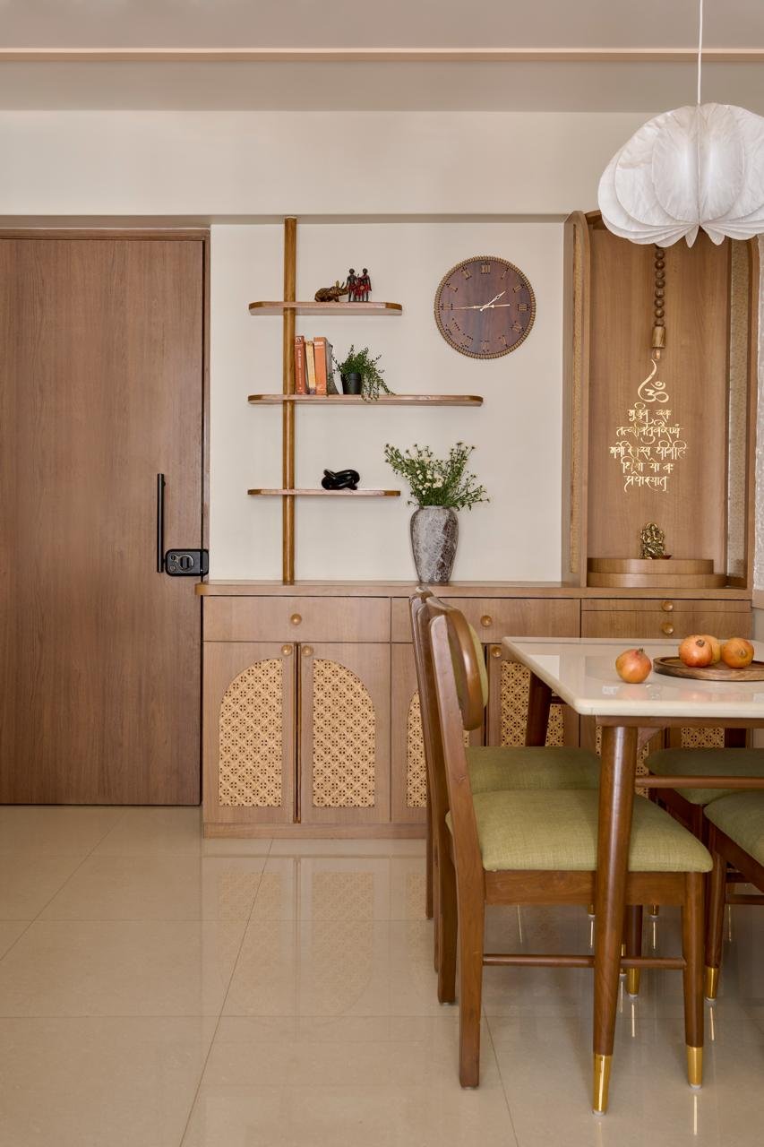 The opposite dining wall: a slender open shelving unit arranged as a quiet still life