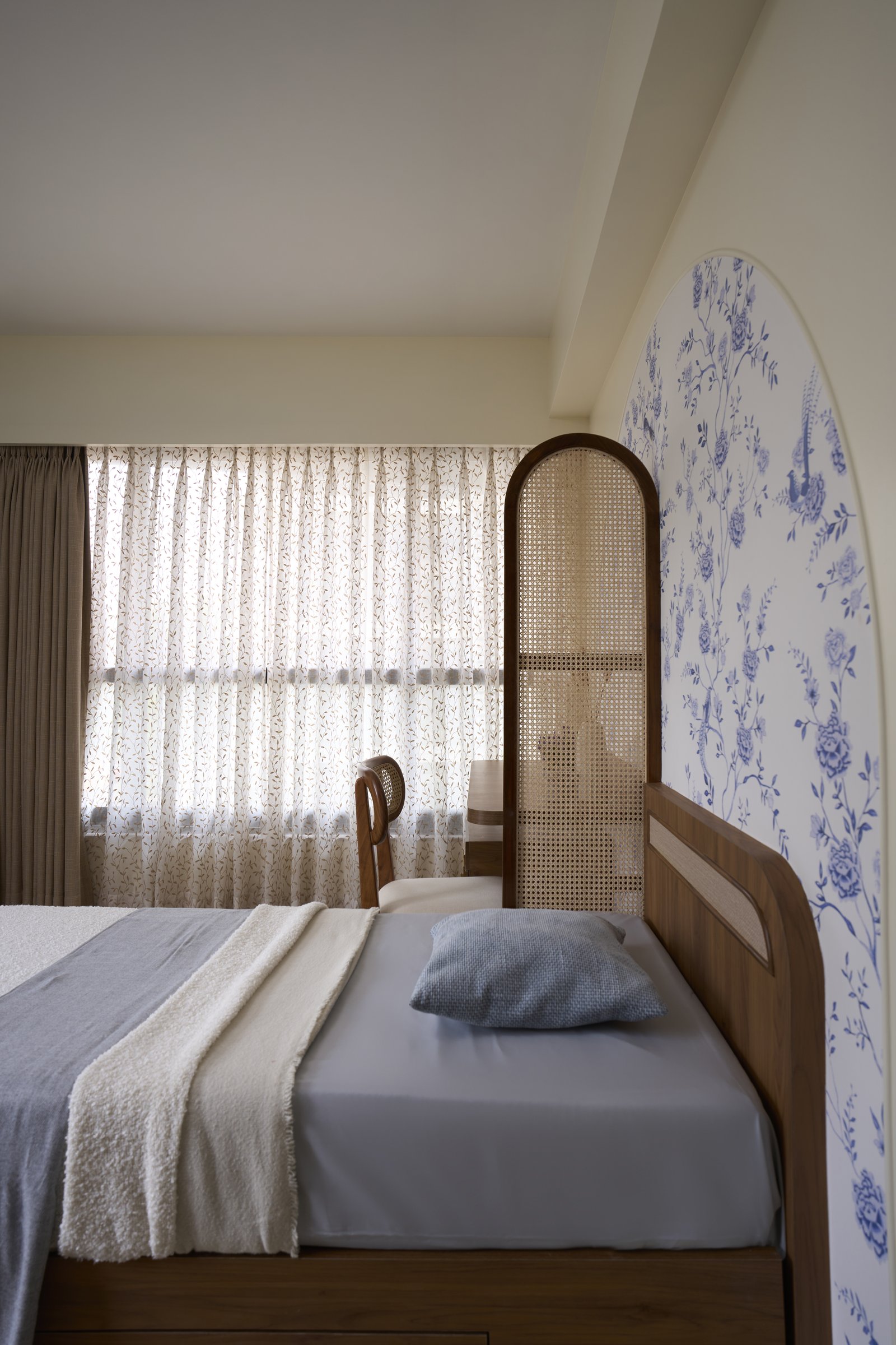 The cane screen at work: a single gesture that lets sleep and study share one small room without dividing it