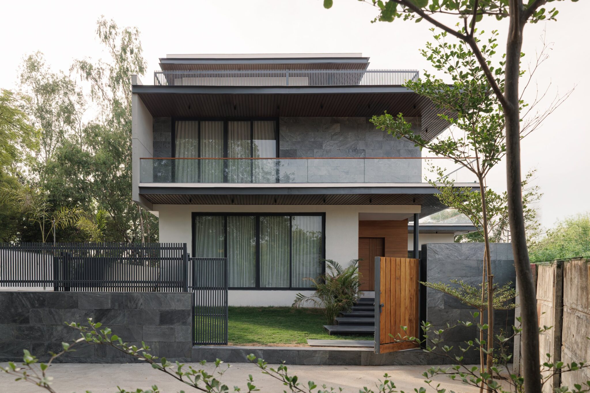 Step House: A Layered Ahmedabad Residence Where Section Becomes Architecture — MK’s Atelier, Ahmedabad
