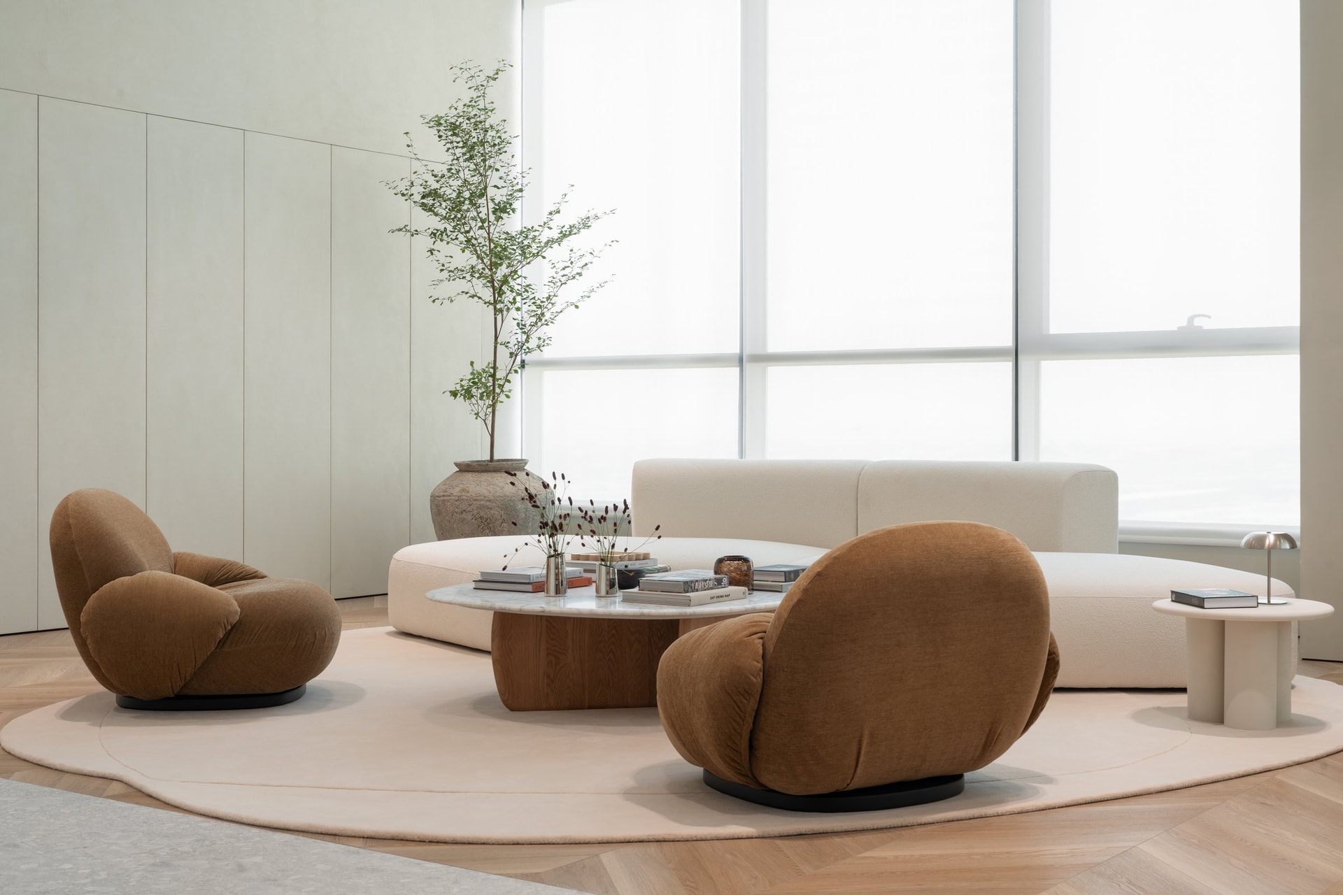 Where Ceppo di Gré yields to chevron oak, the floor itself signals the shift from arrival to dwelling