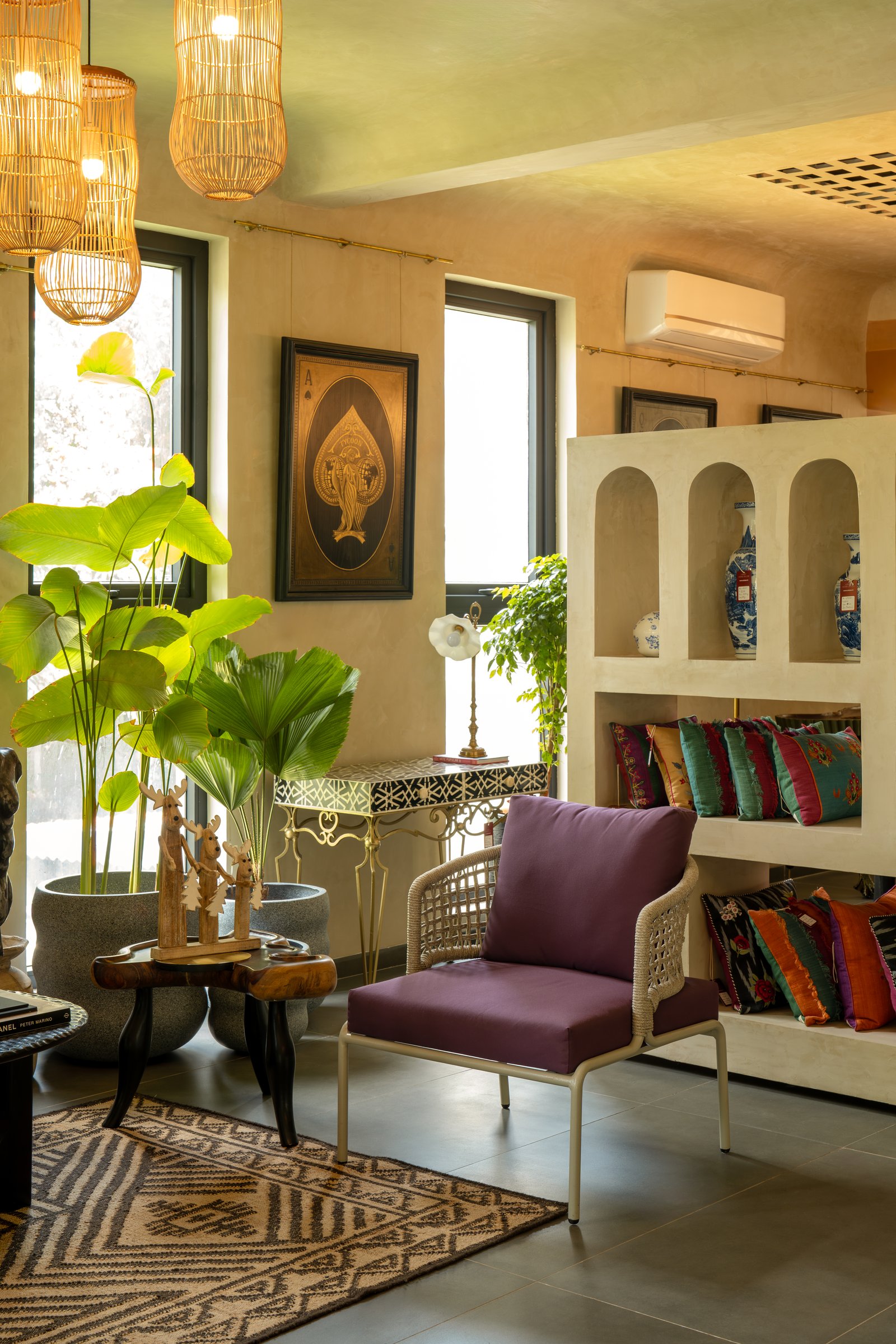An arched niche unit functions as both display and partition, holding ceramics and embroidered cushions