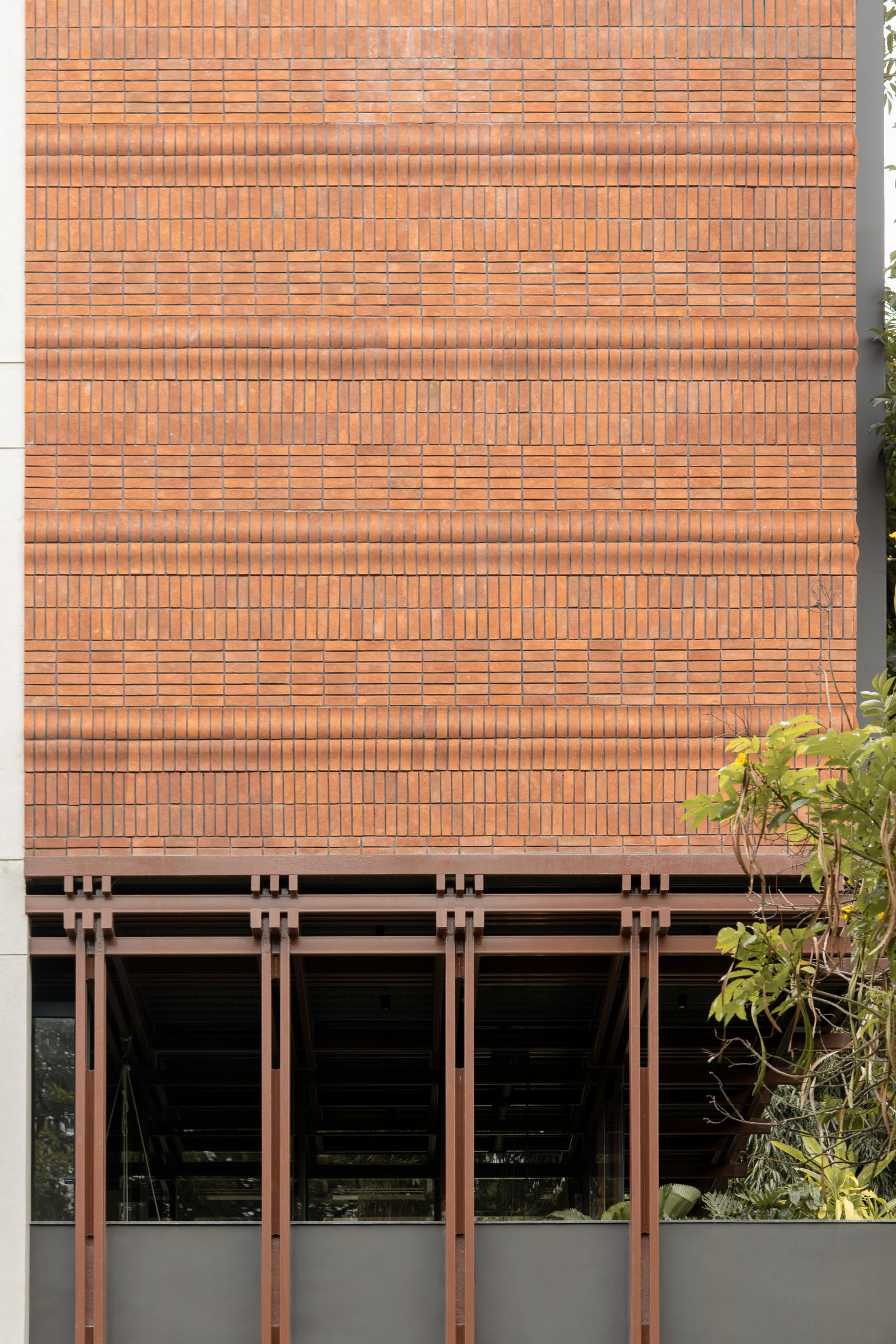 The corduroy brick screen, where horizontal courses are interrupted by projecting vertical bricks