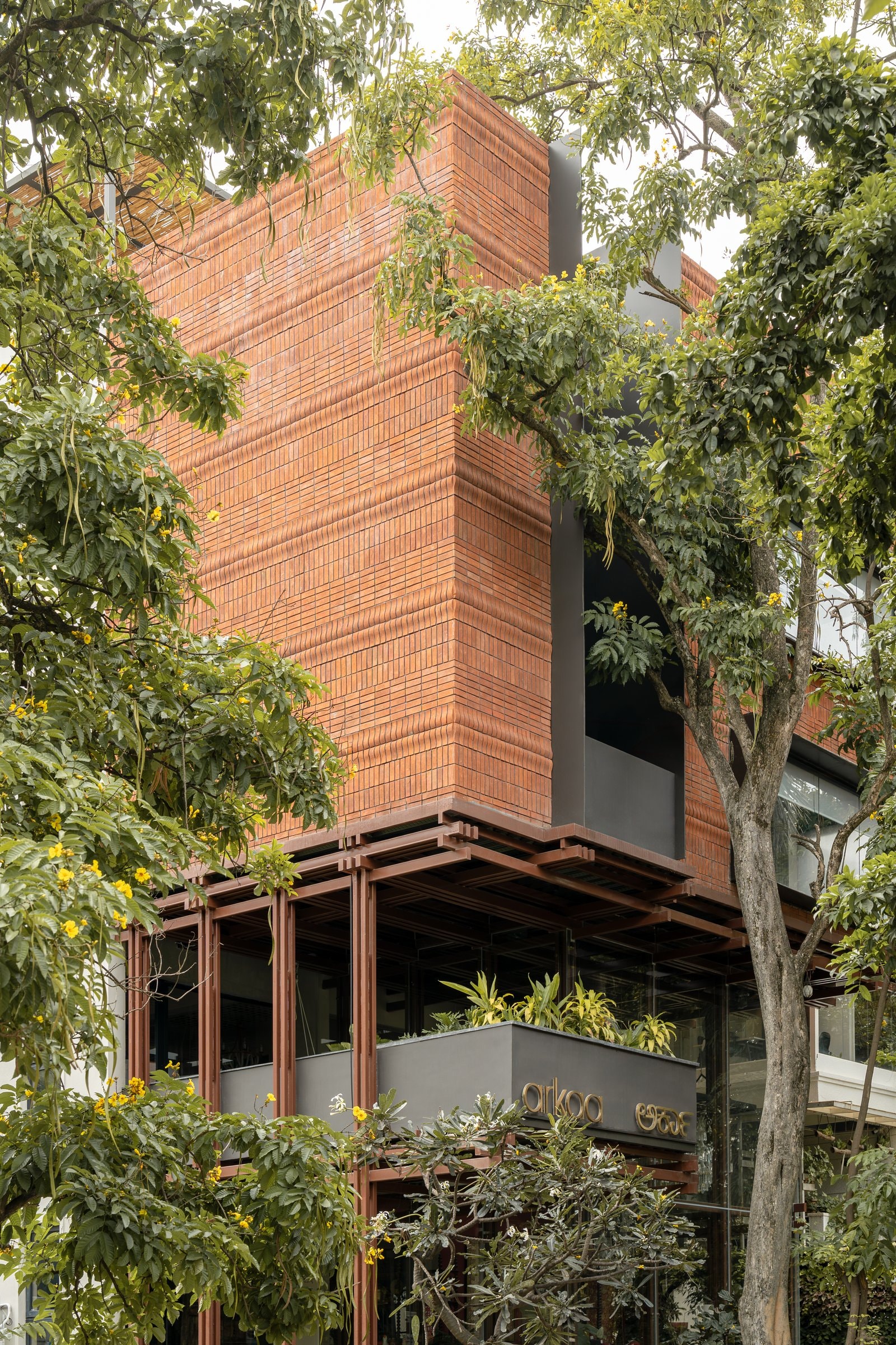 The brick mass resting on its steel armature: the diagram from which the project takes its name