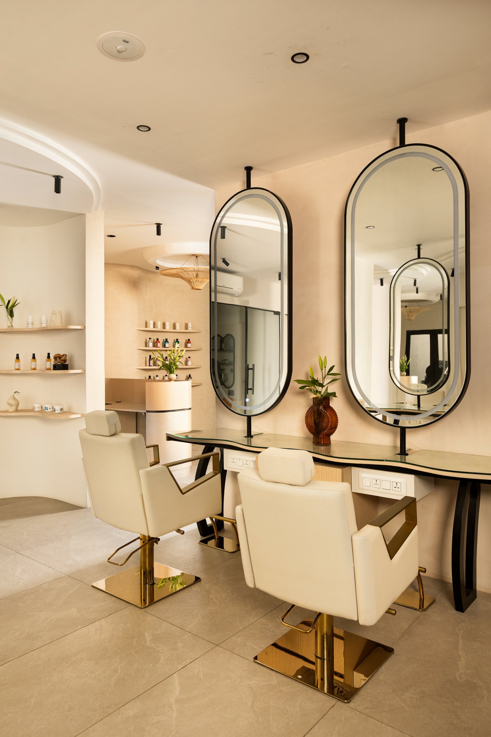 The styling stations, conceived as relaxation loungers rather than utilitarian seats