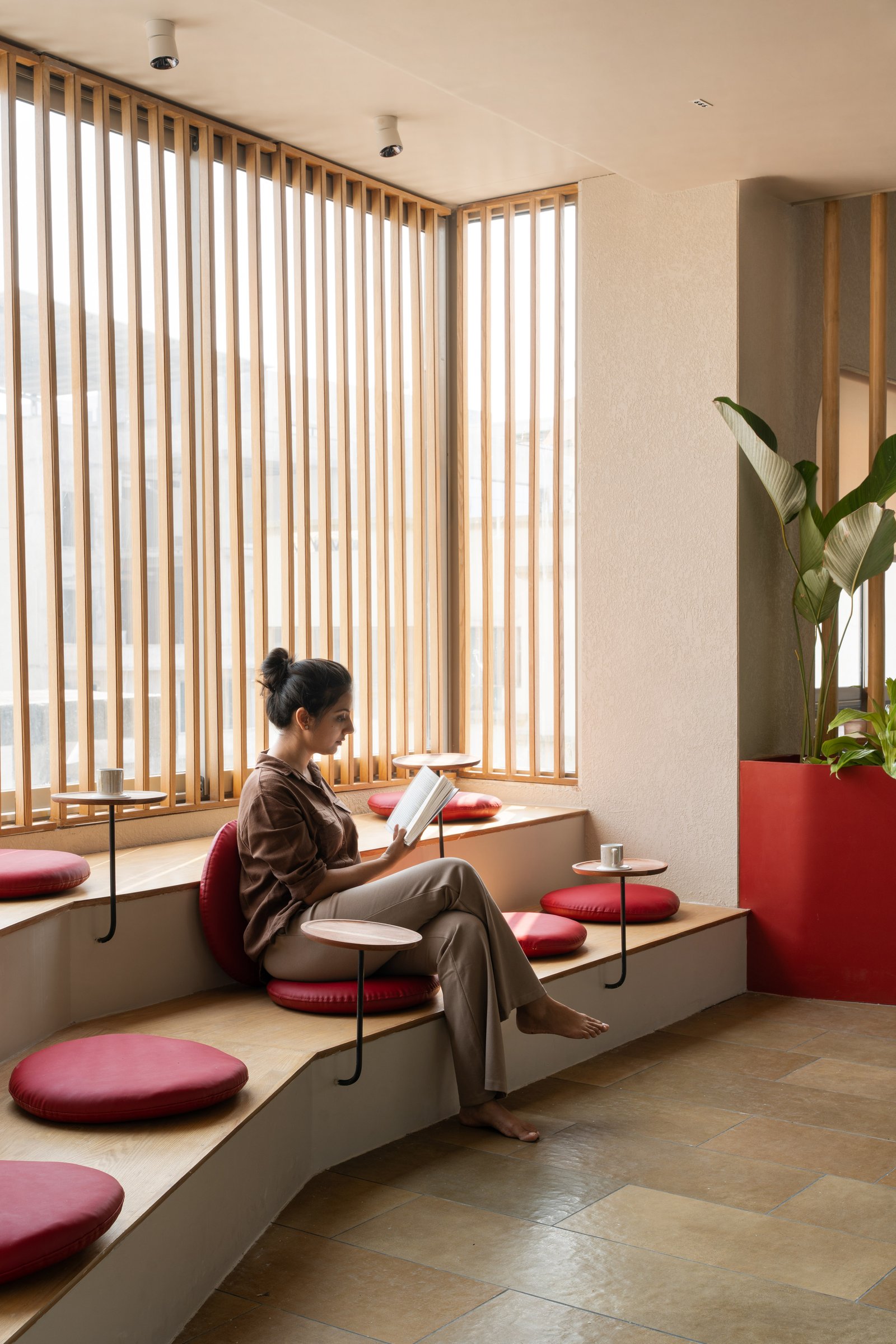 The window bench as a place of pause and reflection within the working day