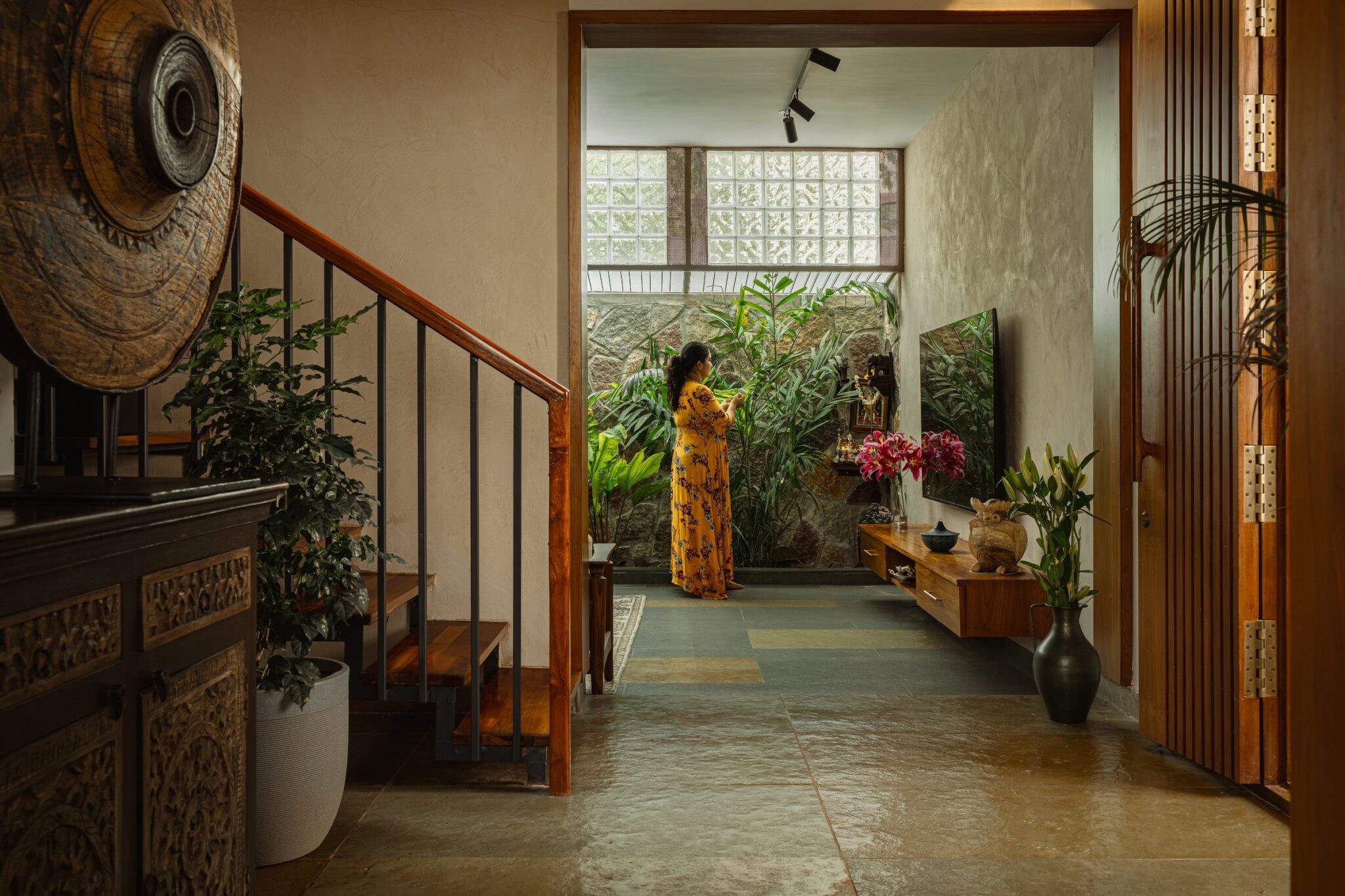 Sharada Nilaya: A Bengaluru Home Where Stone, Light, and Landscape Shape Everyday Living — Weaving Space, Bengaluru