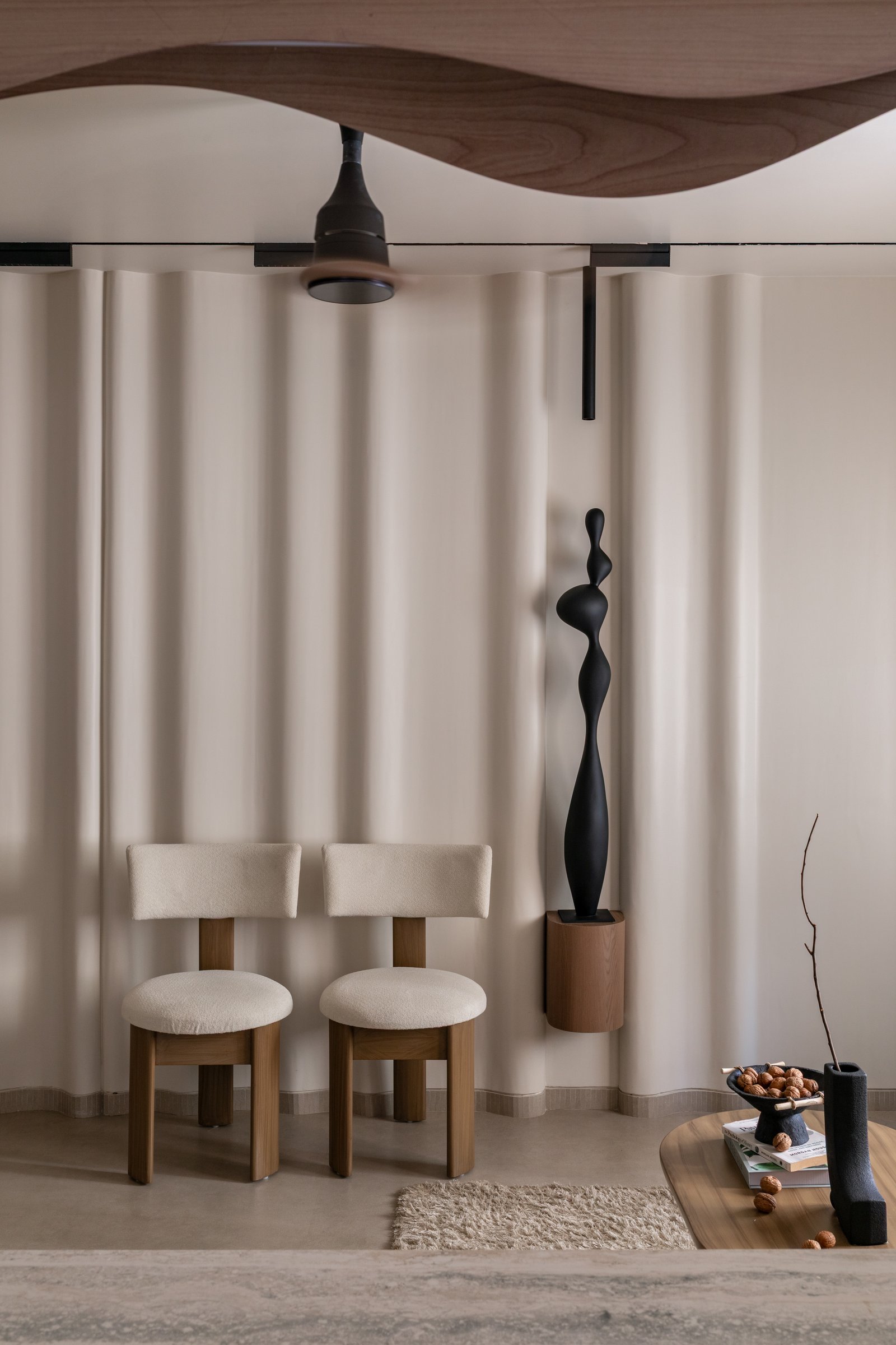 The living wall of plaster mounts, where continuity and interruption share the same surface