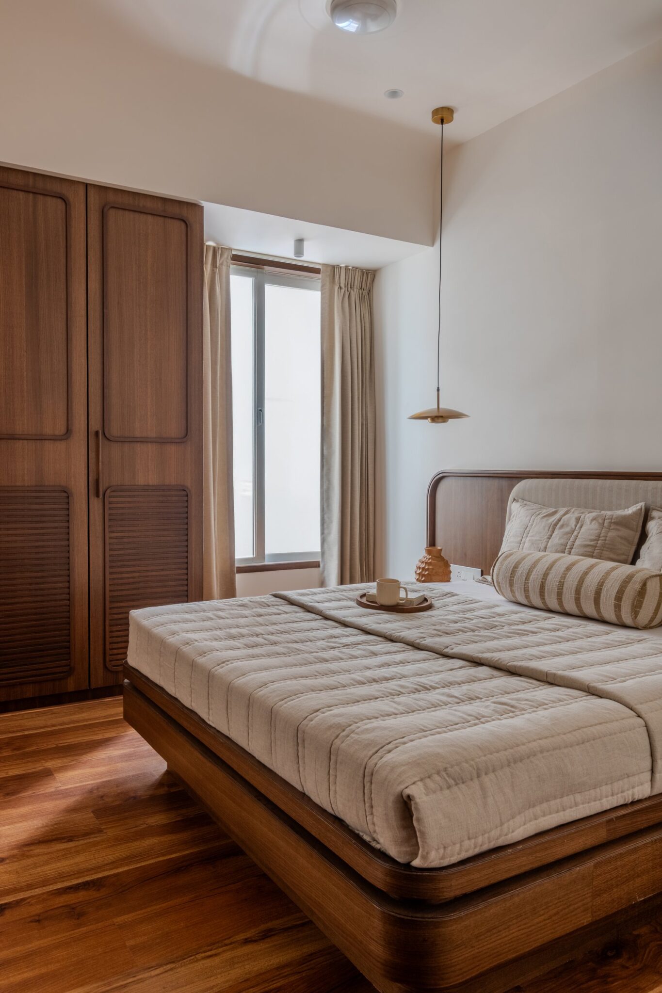 Veneer House: Curves and Warm Wood Shape a Compact Pune Home, VSA Design Studio, Kothrud, Pune