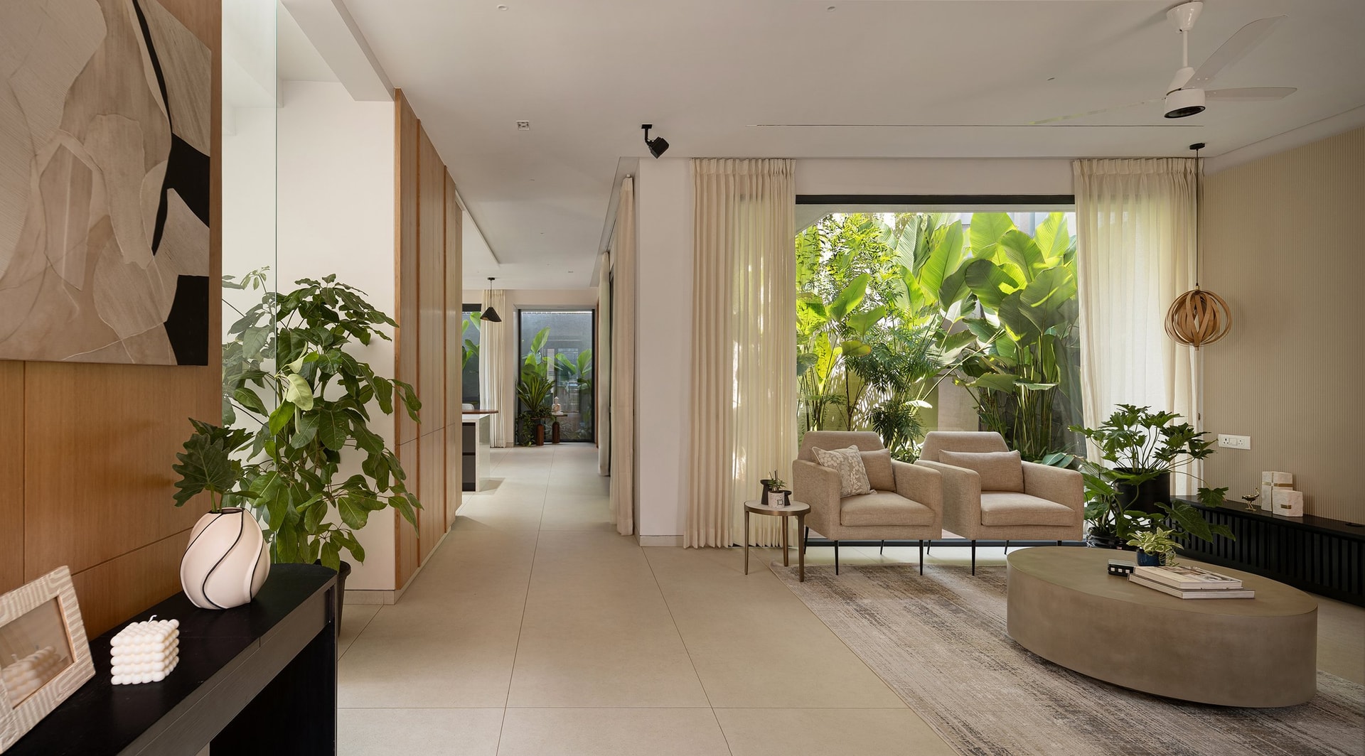 The living area, its axis extending toward the courtyard’s dense greenery