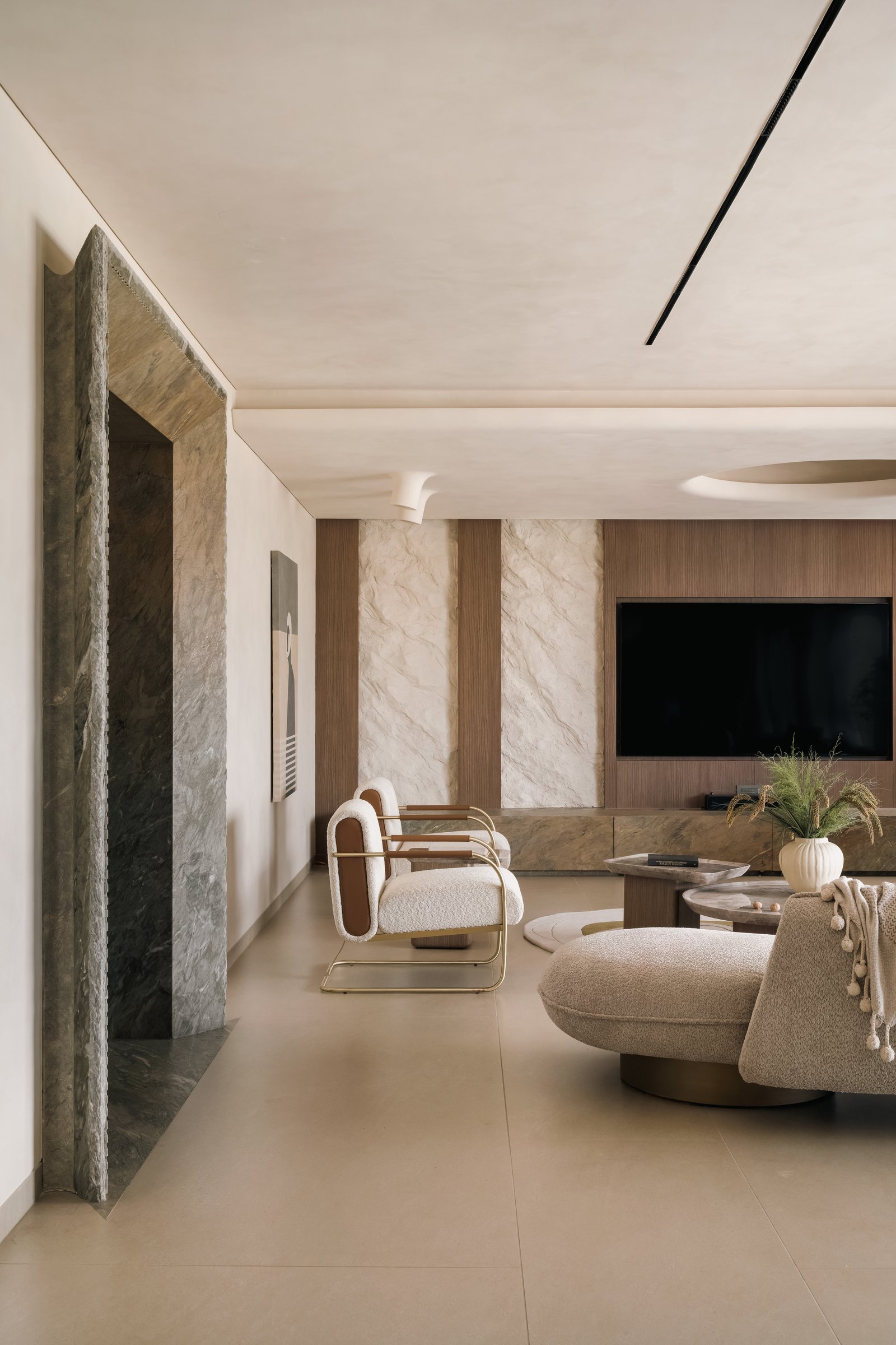A wider view of the living room, with the marine-green marble doorway marking the threshold