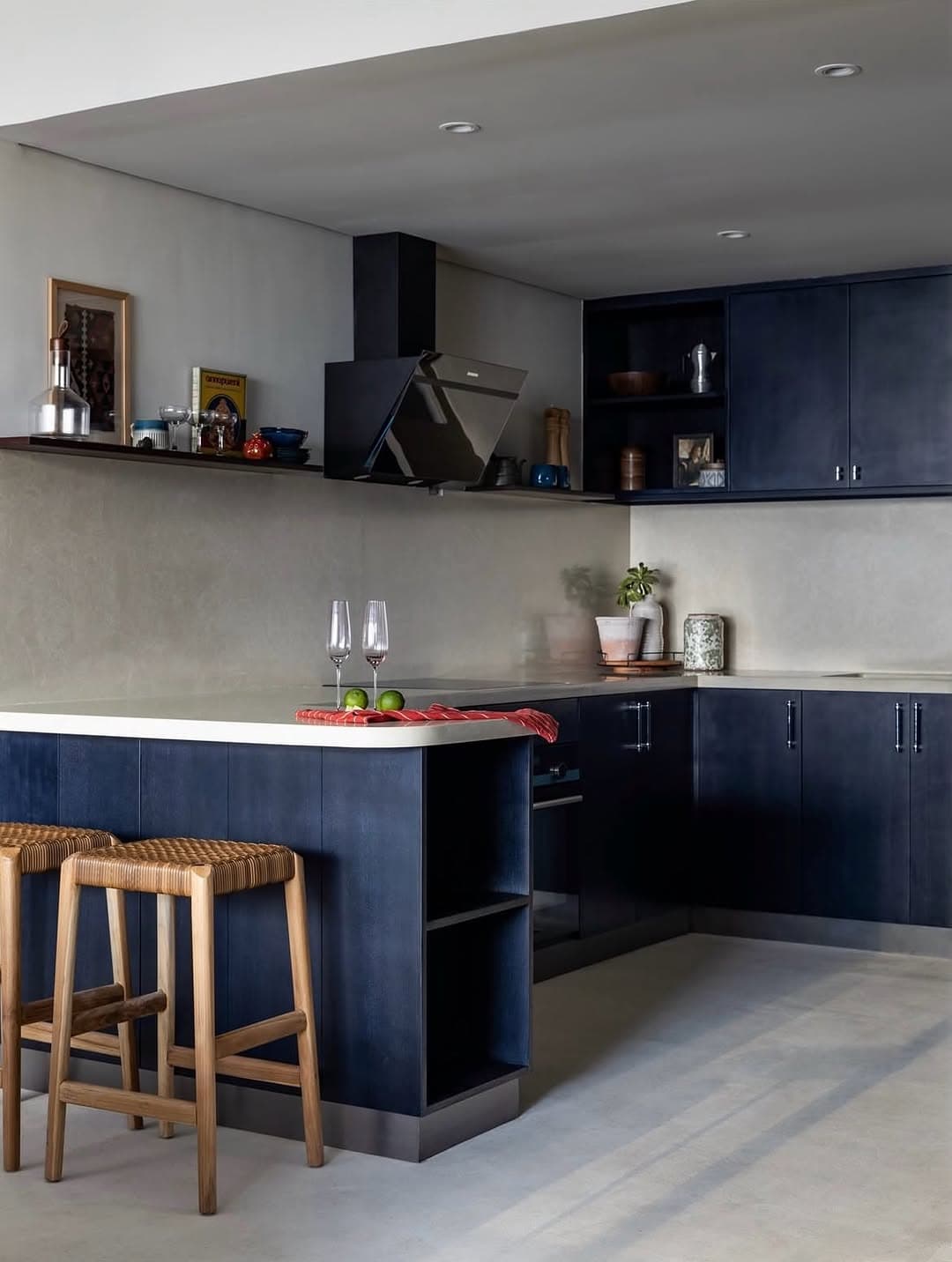 Designed by @soulspace_designstudio , this kitchen explores restraint through contrast, pairing a deep indigo with soft …