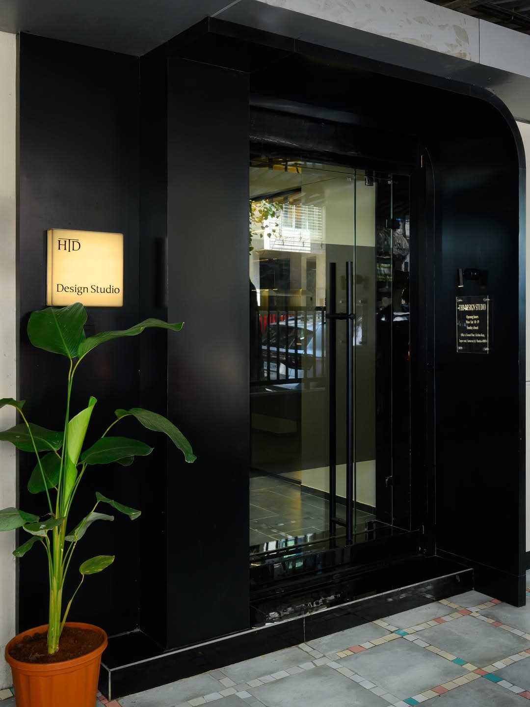 Designed by @thd_designstudio , HDHQ is a quietly assured workplace in Mumbai that demonstrates how restraint can become…